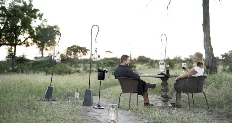 Stel dat buiten dineert in een serene natuurlijke omgeving.