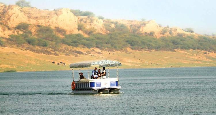 Boot met toeristen drijvend op een meer.