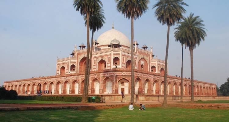 Humayun's Mausoleum met mensen die op het gazon zitten.