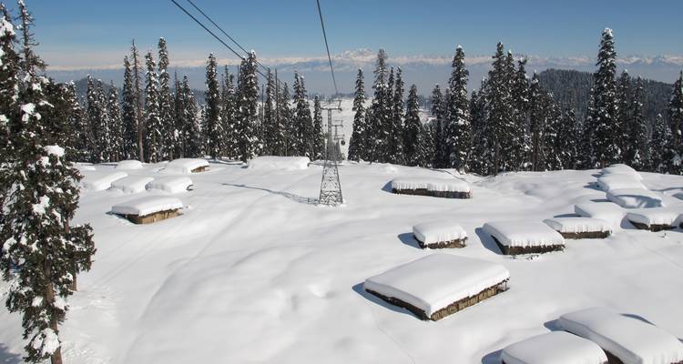 Paysage enneigé avec téléphériques.