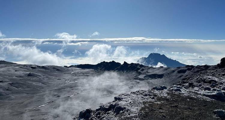 Cadena montañosa con niebla y nubes.