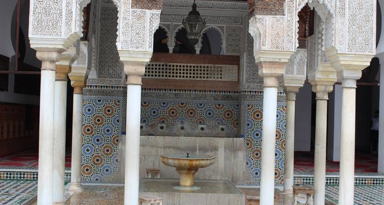 Een ingewikkeld ontworpen binnenfontein met bogen.