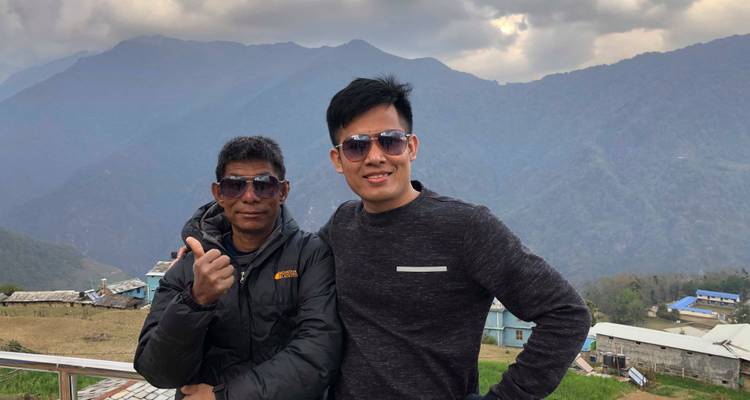 Deux personnes posant devant un paysage montagneux.