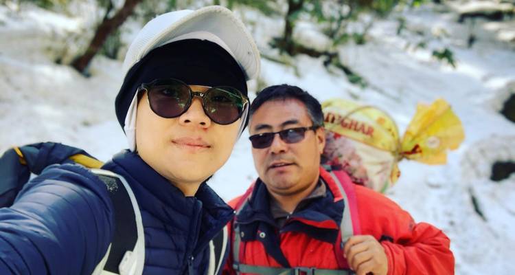 Deux personnes qui prennent un selfie sur un fond enneigé.