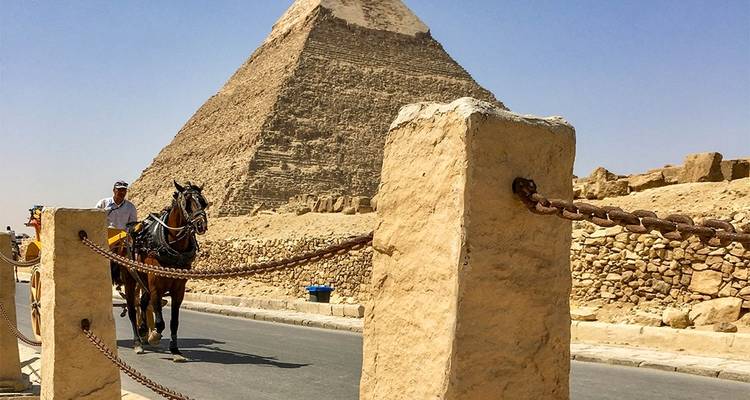 Calèche près de la Pyramide