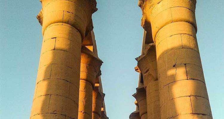Colonnes du temple de Louxor sous une lumière dorée