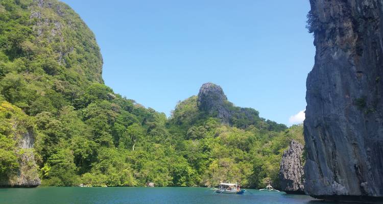 Laguna serena rodeada por acantilados de montañas de piedra caliza en El Nido, Filipinas.