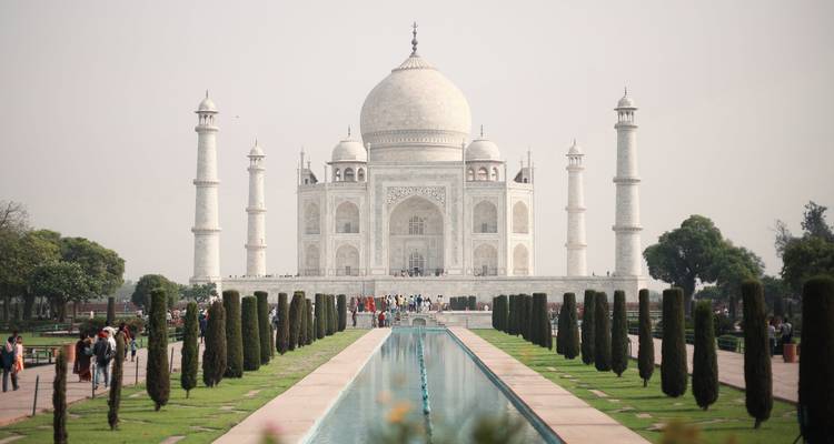 Taj Mahal met bezoekers op de voorgrond