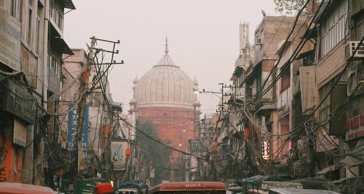Drukke straat met koepel op de achtergrond