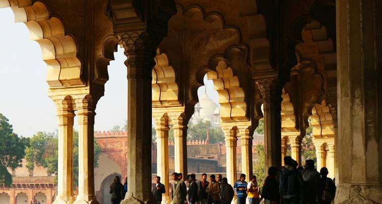 Mensen die door een gewelfde gang lopen