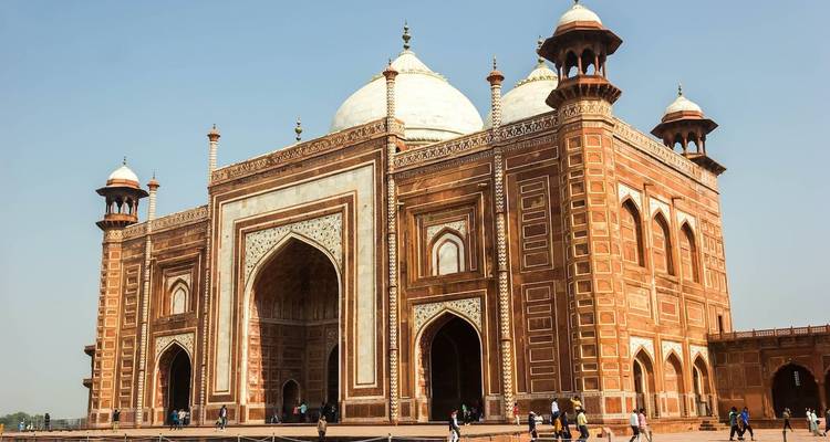 Bezoekers in de buurt van een moskeestructuur