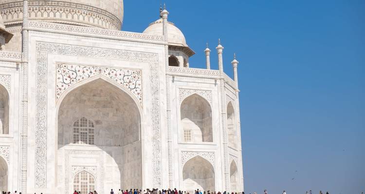 Detailleerd zicht op de Taj Mahal met bezoekers aan de voet.