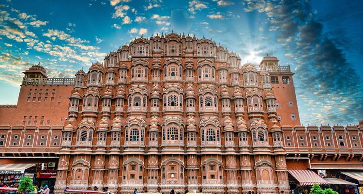 Gevel van Hawa Mahal met een dramatische lucht.