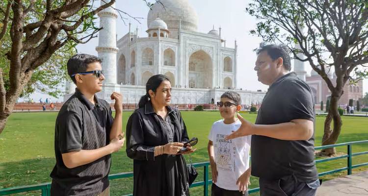 Famille visitant le Taj Mahal à Agra.
