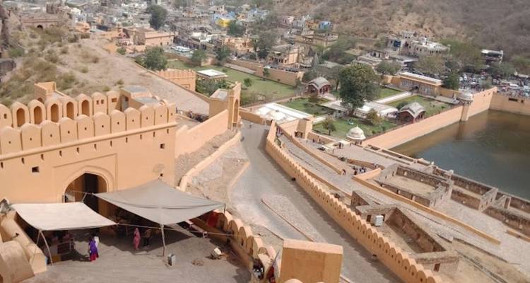 Vue depuis le Fort d'Amber montrant le paysage environnant.