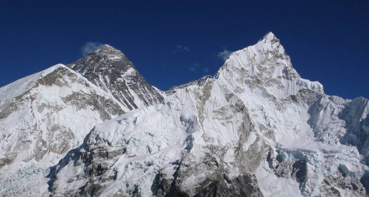 Schneebedeckte Berggipfel mit klarem Himmel.
