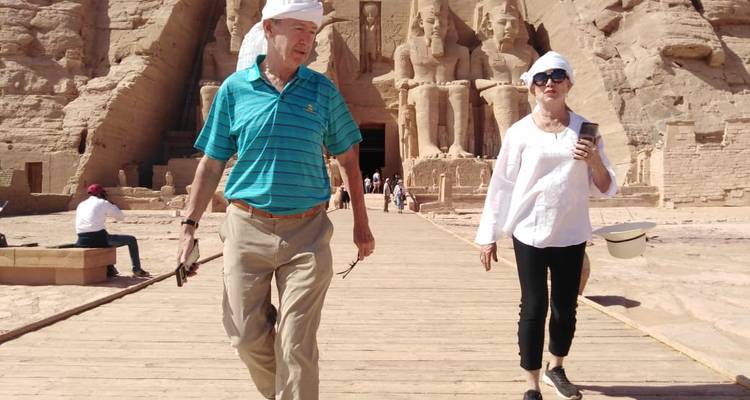 Twee mensen lopen in de richting van de Abu Simbel-tempel.