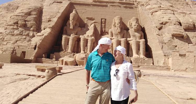 Een stel dat glimlacht voor de Abu Simbel tempel.