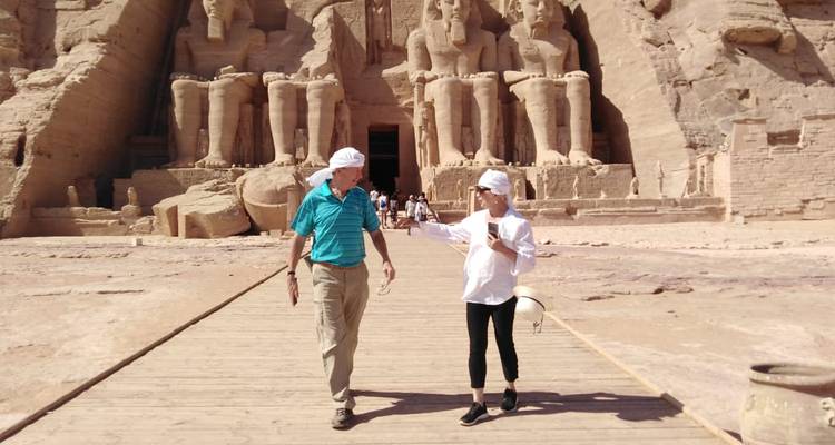 Twee mensen die een gesprek voeren bij de Abu Simbel-tempel.