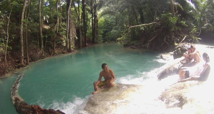Menschen, die einen natürlichen Wasserpool genießen.