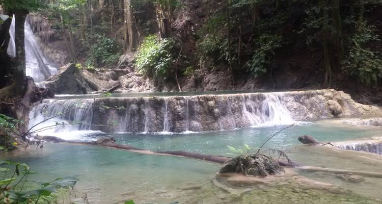 Wasserfälle, die in türkisfarbene Becken inmitten eines Dschungels stürzen.
