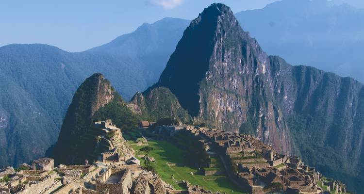 Blick auf Machu Picchu mit Bergen im Hintergrund.