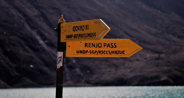 Trail signs pointing to 'Gokyo Ri' and 'Renjo Pass', watermark present.
