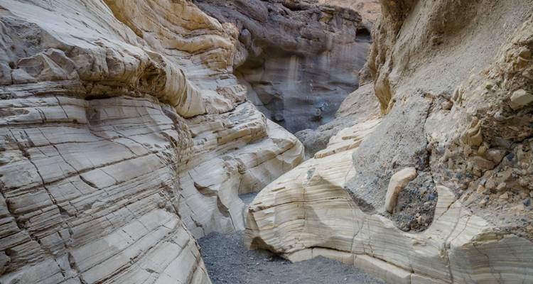Enger marmorgestreifter Slot-Canyon mit glatten, gewundenen Wänden im Death Valley Nationalpark.