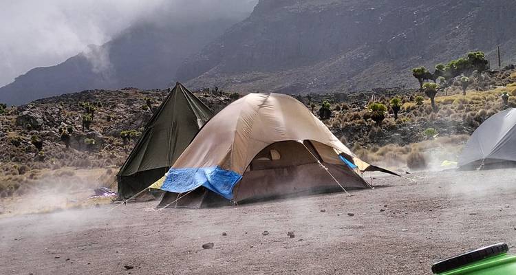 Tentes de camping dans une région montagneuse.