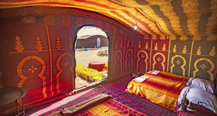 Interieur van een traditionele tent met kleurrijke decoratie.