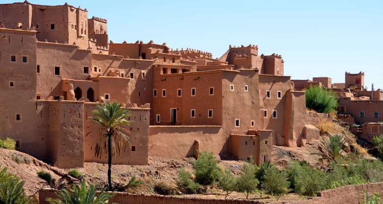 Zicht op een historisch dorp met aarden gebouwen.