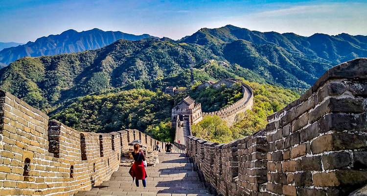 Vue panoramique de la Grande Muraille de Chine s'étendant à travers les montagnes.