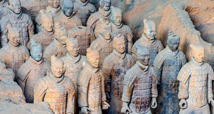 Rangées rapprochées de Guerriers en Terre Cuite se dressant dans leurs fosses excavées.