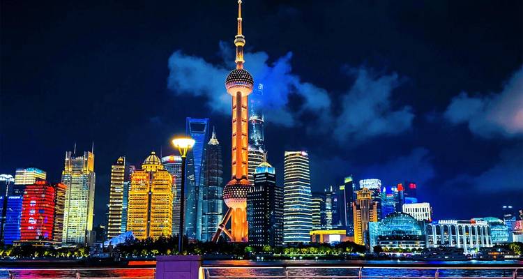 Skyline illuminé de Shanghai la nuit mettant en vedette la Tour de la Perle Orientale et les gratte-ciel modernes.