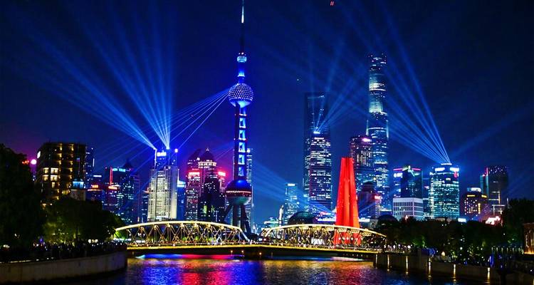 Horizon illuminé de Shanghai la nuit avec spectacle de lumière laser au-dessus du fleuve Huangpu et de la Tour de la Perle Orientale emblématique