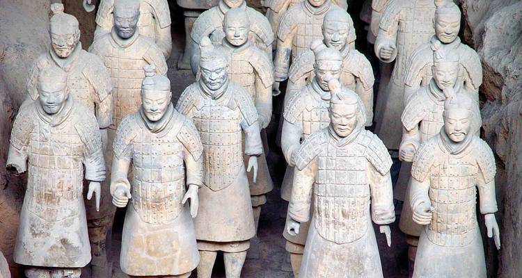 Terrakotta-Krieger aufgereiht an einer Ausgrabungsstätte.