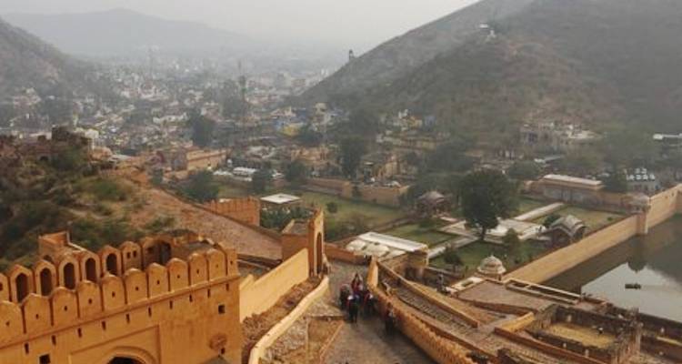 Vue depuis un fort, surplombant une ville et des collines.
