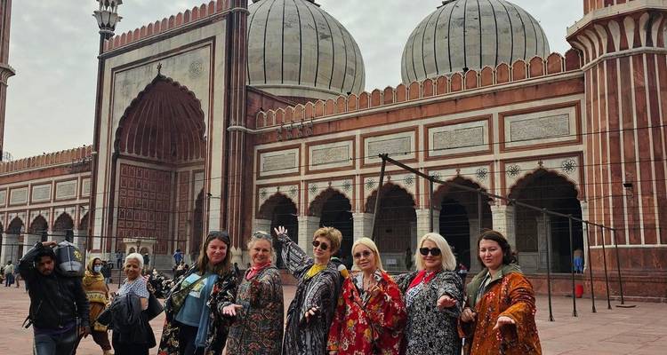 Groupe de femmes en tenue traditionnelle devant Jama Masjid.