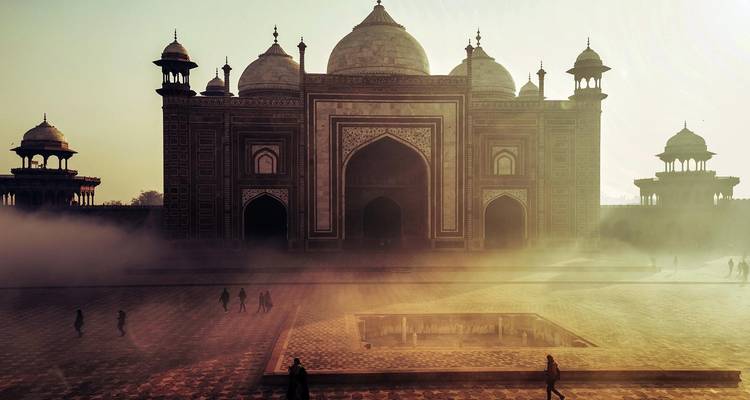 Taj Mahal von Nebel umhüllt mit gehenden Menschen.