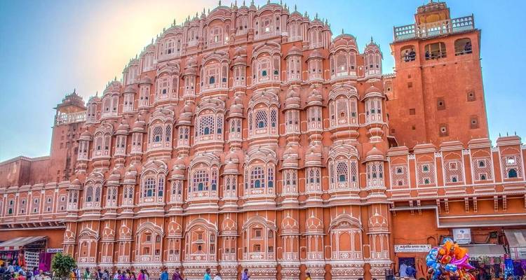 Hawa Mahal mit lebendiger Fassade und belebter Straße.
