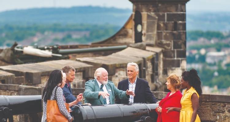 Groep mensen met een gids die een historische site verkent.