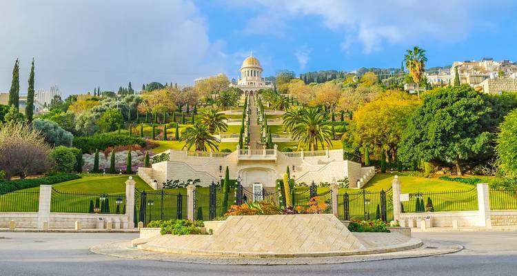 Ingewikkelde tuin met terrassen die naar een tempel leiden.
