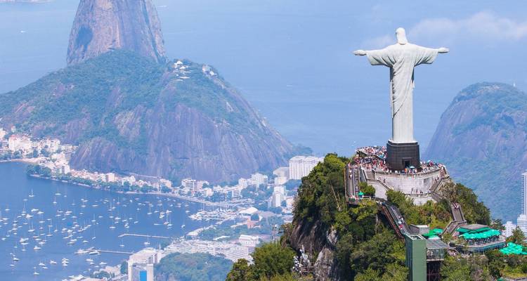 Die ikonische Christus-Erlöser-Statue, die sich über Rio de Janeiro erhebt, mit dem Zuckerhut und der Guanabara-Bucht darunter.