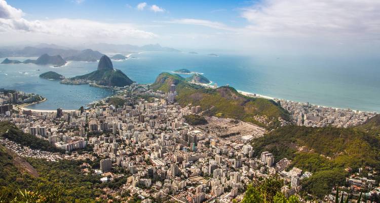 Breite Luftaufnahme der Stadtlandschaft von Rio de Janeiro, Buchten und umliegender Gipfel, die sich bis zum Horizont erstrecken.