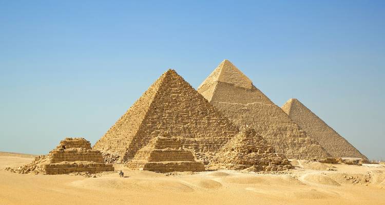 Vista panorámica de las Pirámides de Giza bajo un cielo despejado.