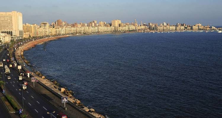 Blick auf die Stadtsilhouette von Alexandria mit Küstenlinie.
