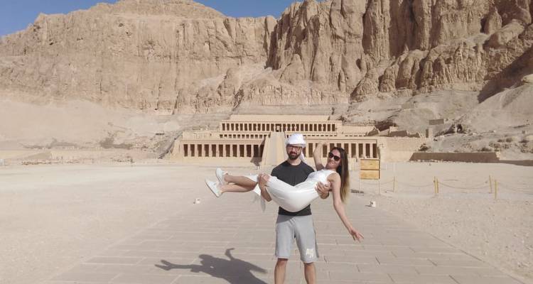 Een man die een vrouw vasthoudt voor de Hatshepsut Tempel.