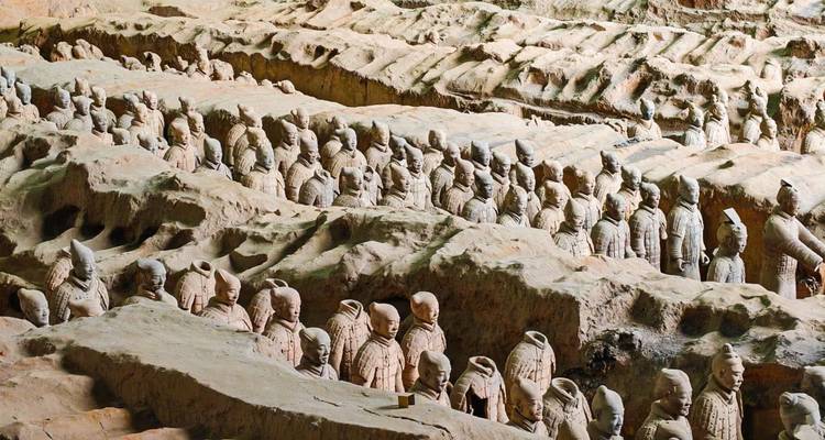 Los guerreros de terracota alinean las trincheras de excavación que se extienden hacia la distancia.