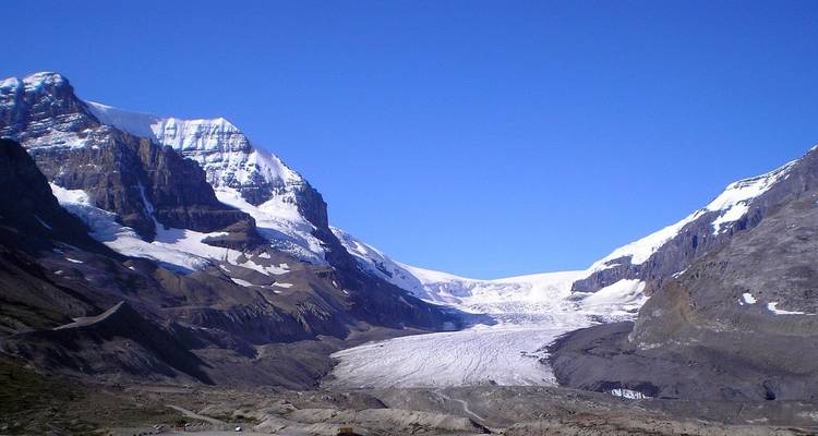 Chaîne de montagnes enneigées avec une vallée glaciaire.