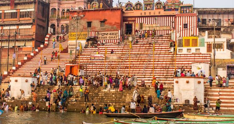 Ghats de Varanasi avec des gens et des bateaux.